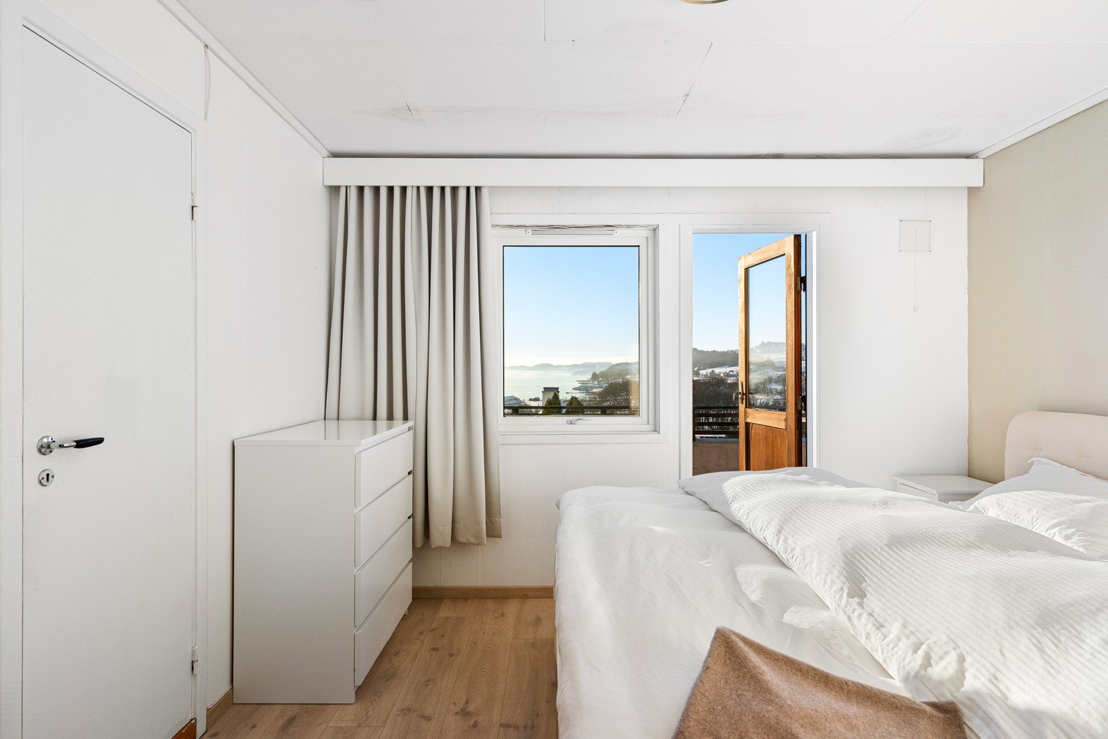 Her våkner man til magisk utsikt, og rommet har plass til dobbeltseng med tilhørende nattbord. Galleribilde