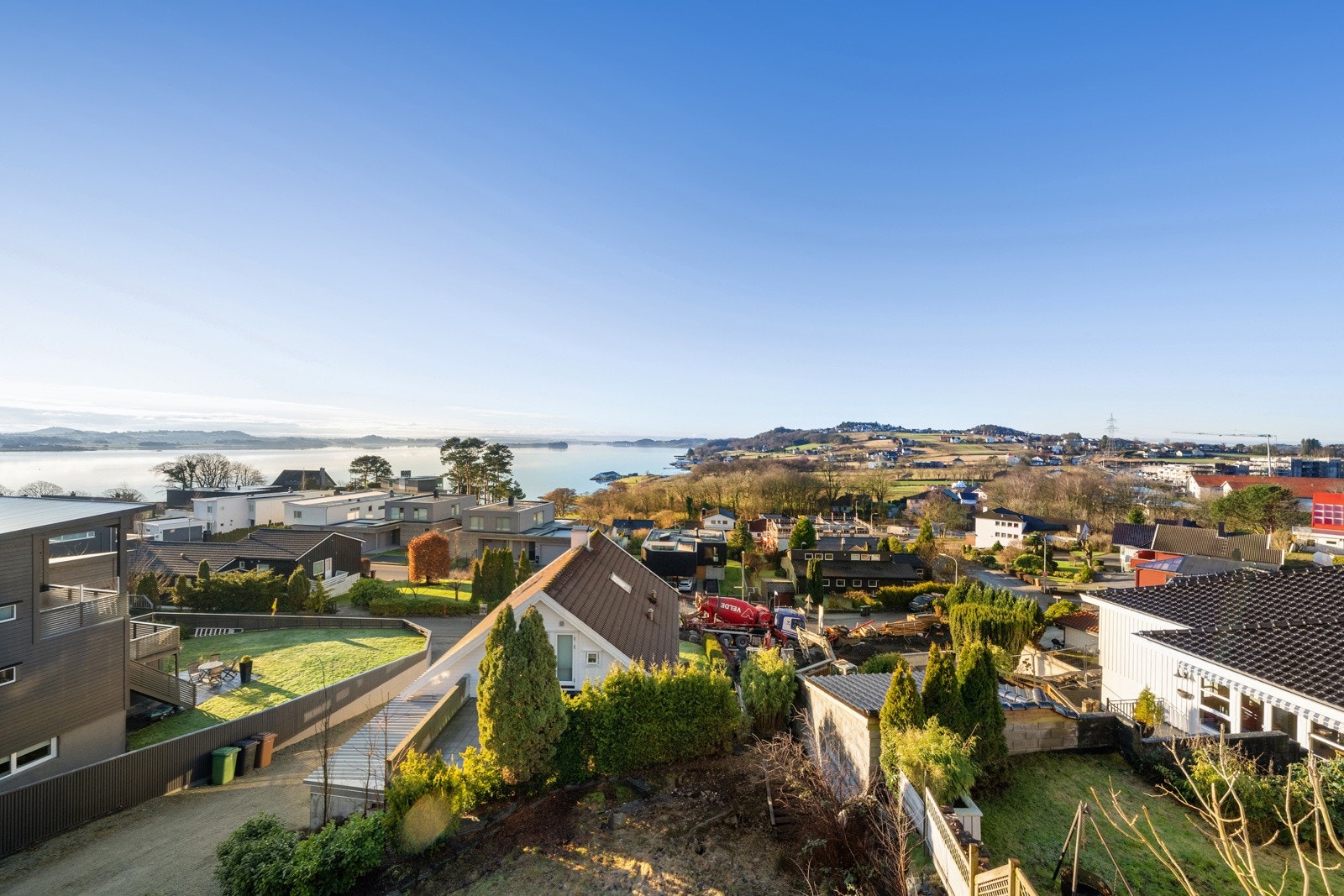 Eiendommen har unik beliggenhet, fint plassert i høyden slik at både sol og panoramautsikt ivaretas på beste måte. Galleribilde