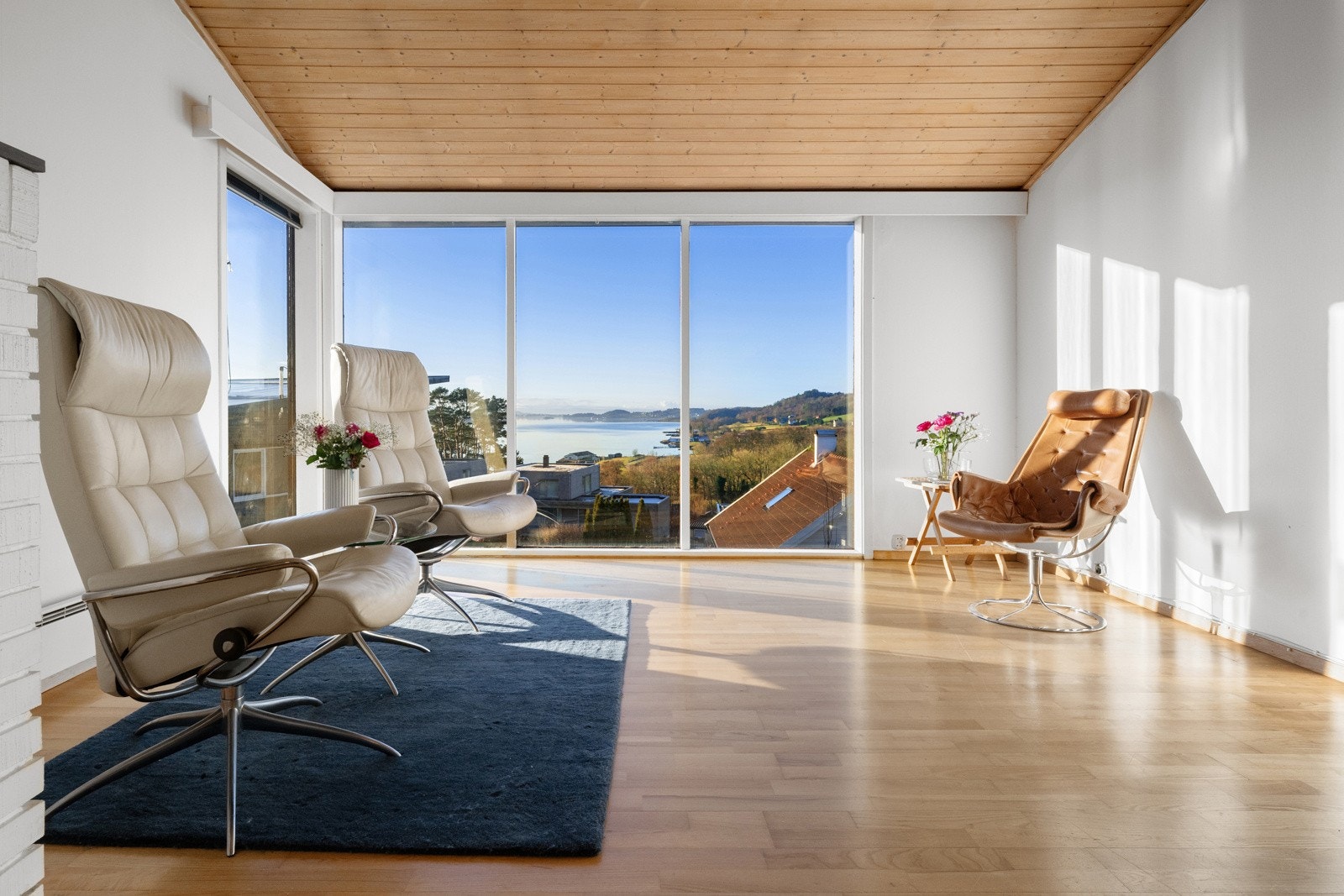 Vinduene i front går fra tak til gulv for ekstra gode lysforhold. Utsikten må dog sies å være høydepunktet! Galleribilde