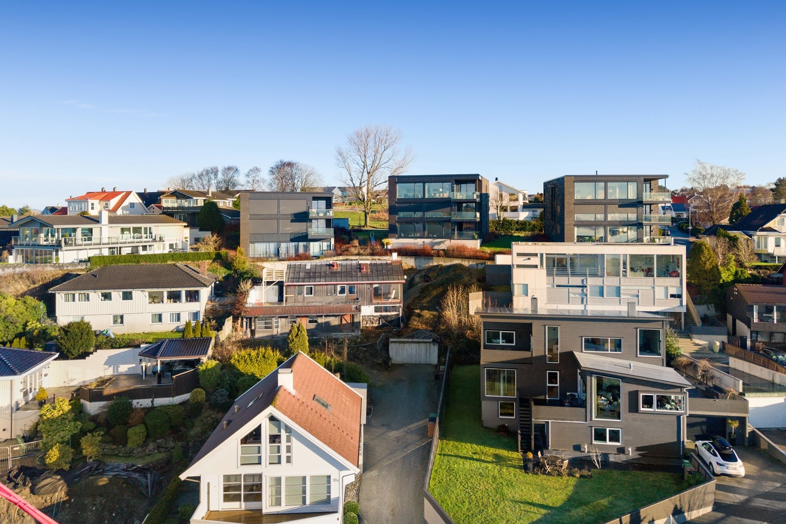 Logistikkmessig er plasseringen ypperlig, med kort avstand til de fleste fasiliteter og servicetilbud, SUS og flotte turområder. Galleribilde