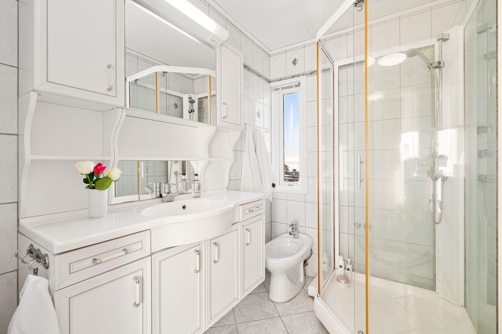 Badet oppe ligger i suiteløsning med hovedsoverommet, men har også adkomst fra gangen. Galleribilde