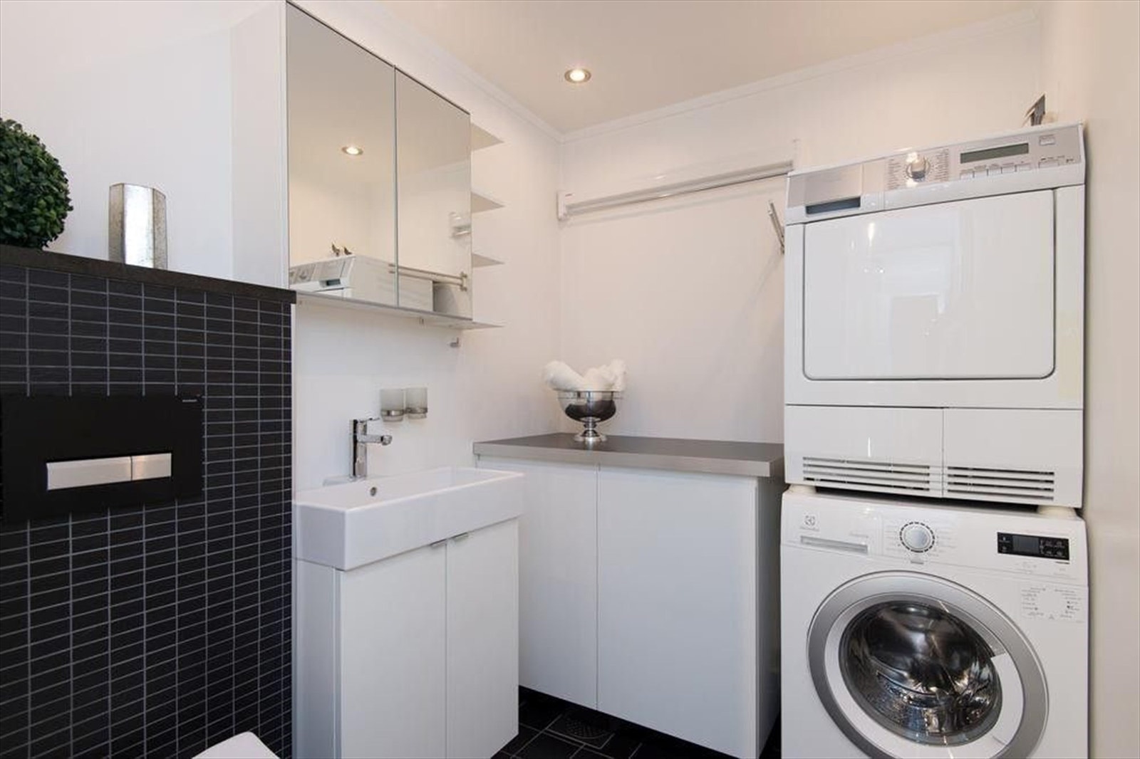 Vaskerom med vask og toalett. Galleribilde