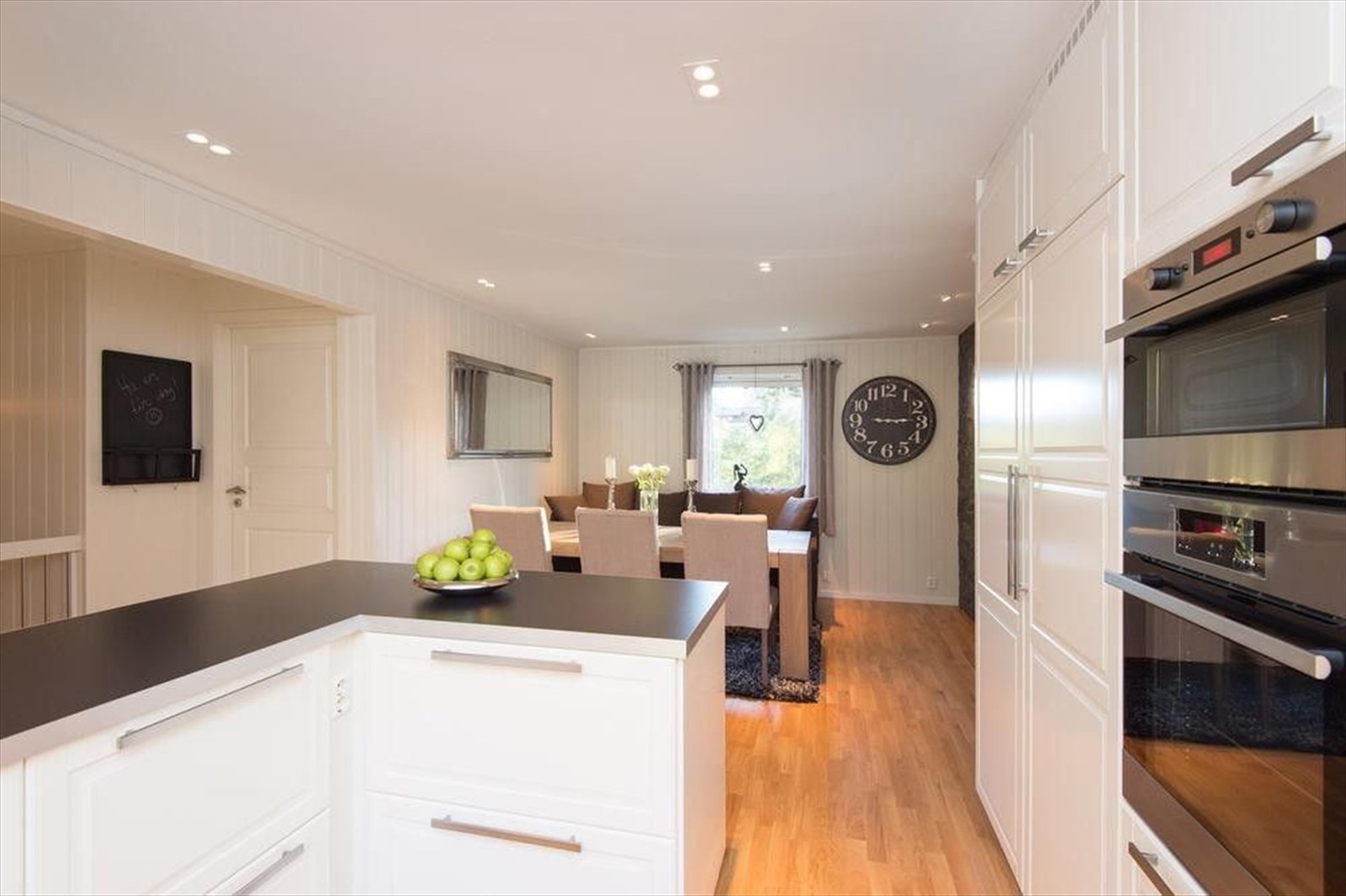 0Egen spisestue på kjøkken. Galleribilde