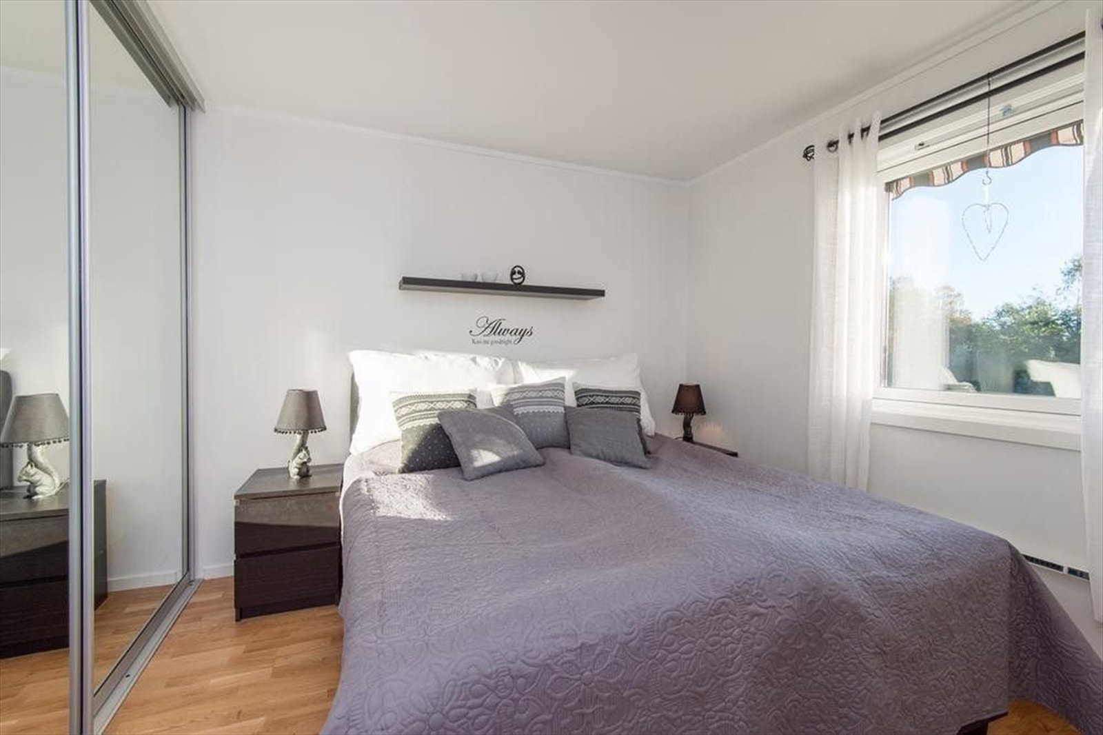 Hovedsoverom med skyvedørsgarderobe. Galleribilde