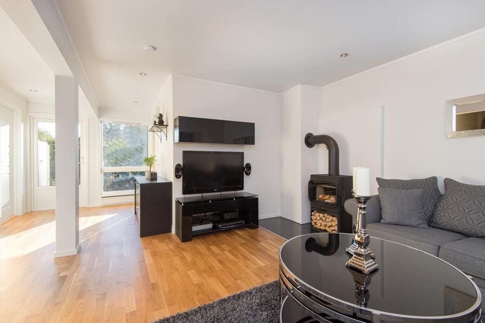 Fra stuen er det utgang til terrasse og hage. Galleribilde