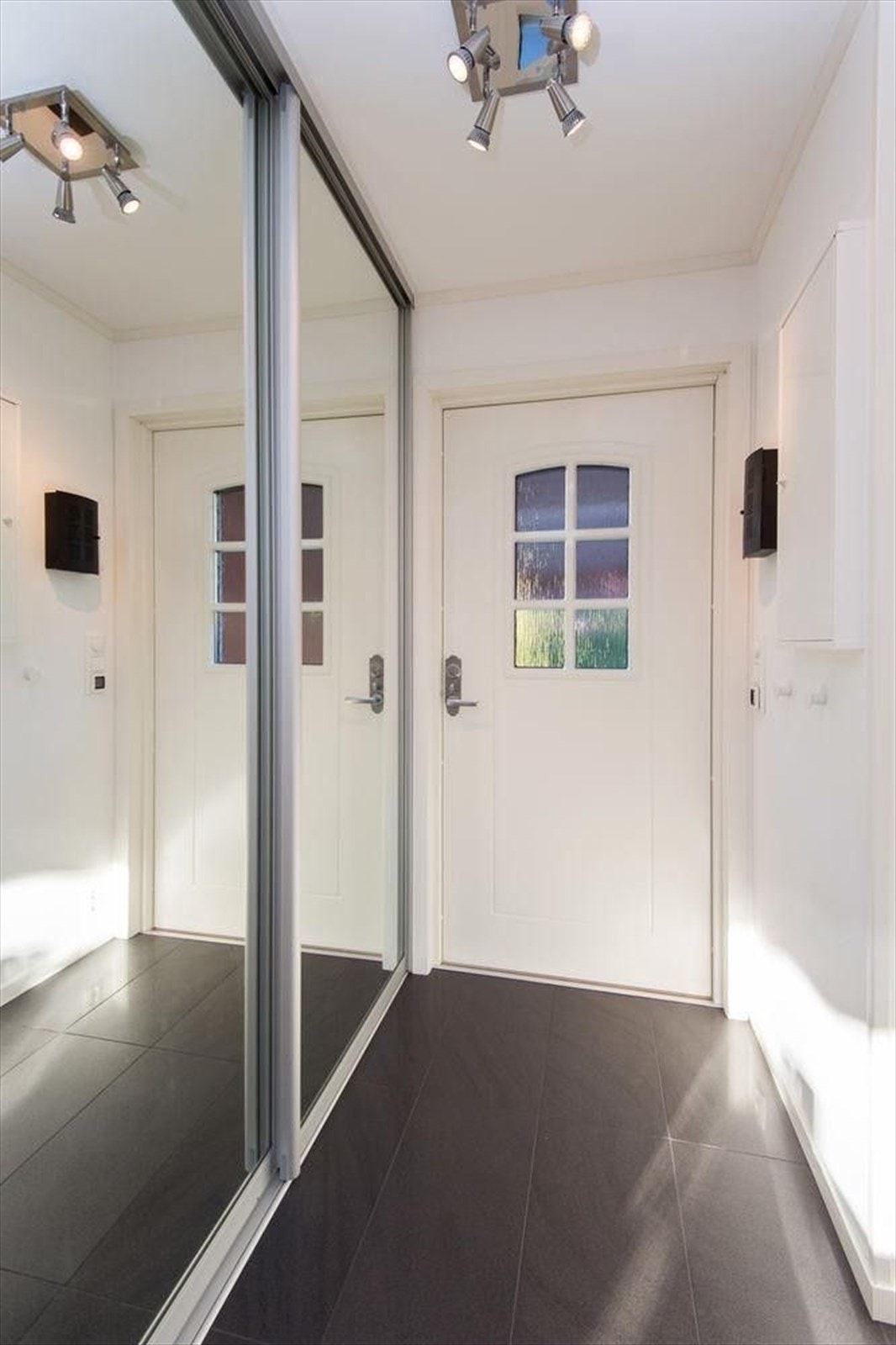 Entrè med stor skyvedørsgarderobe. Galleribilde