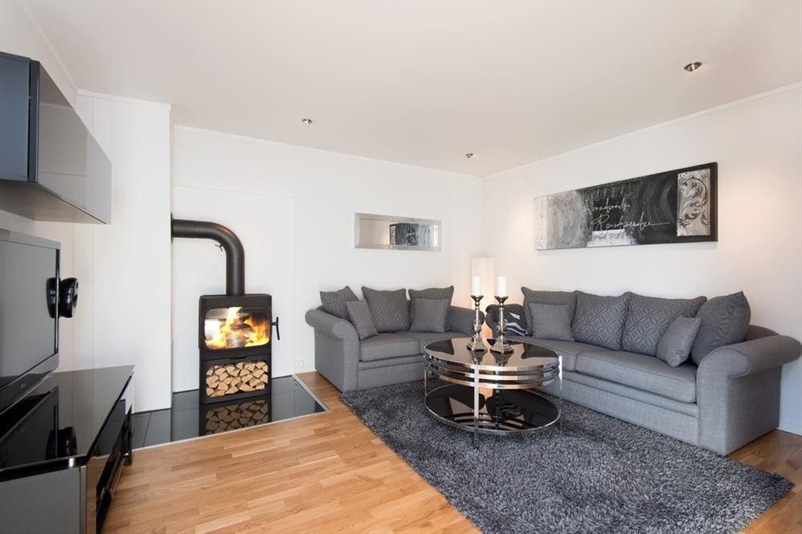 Lys og romslig stue med peis. Galleribilde