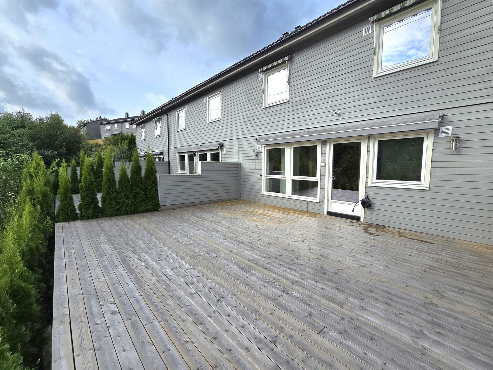 Terrasse og hage på husets bakside. Galleribilde