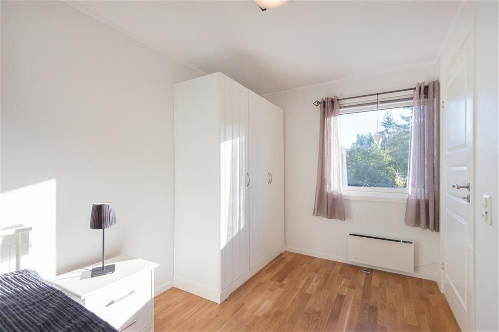 Soverom 2 med garderobeskap. Galleribilde