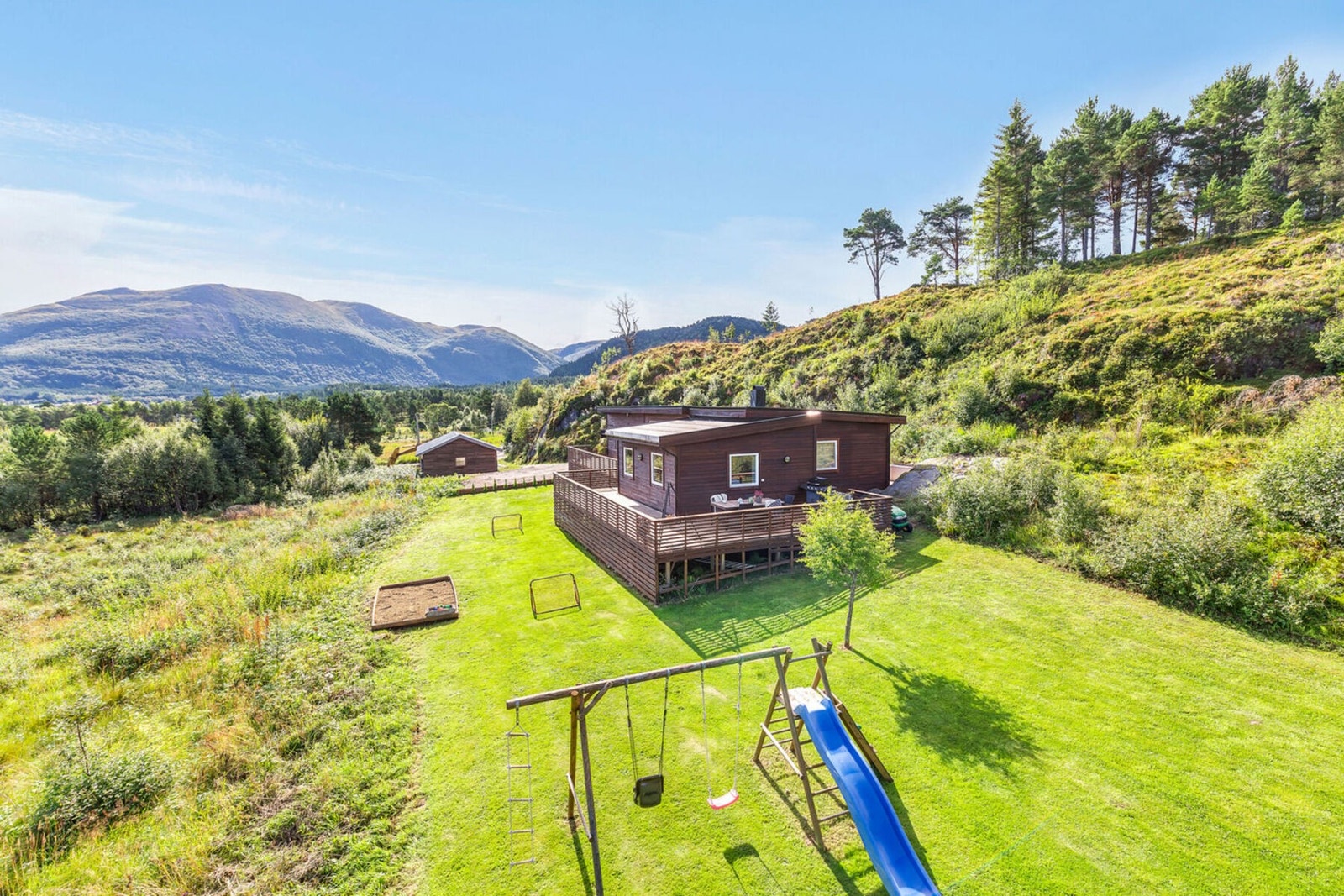 Moderne og meget pen enebolig i rolige og barnevennlige omgivelser nært Kårvåg Galleribilde