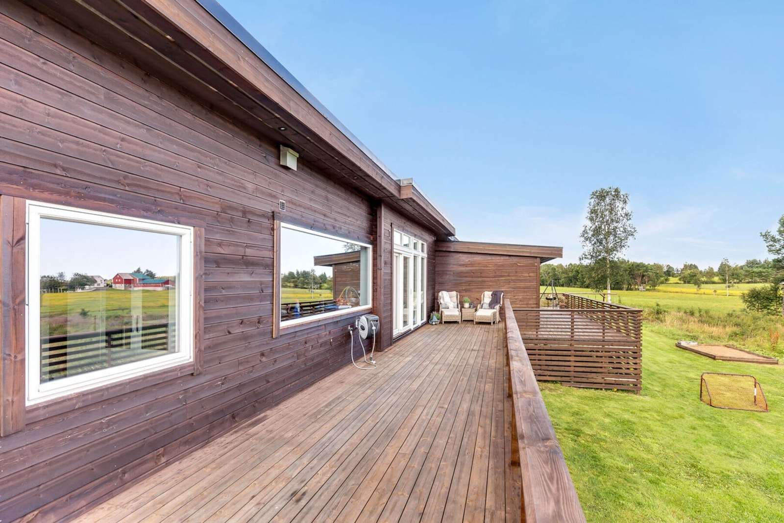 Boligen er opprinnelig fra 1975, ble tilbygget i 2010 og gjennomgikk betydelig har gjennomgått en betydelig oppgradering i 2018/19 Galleribilde