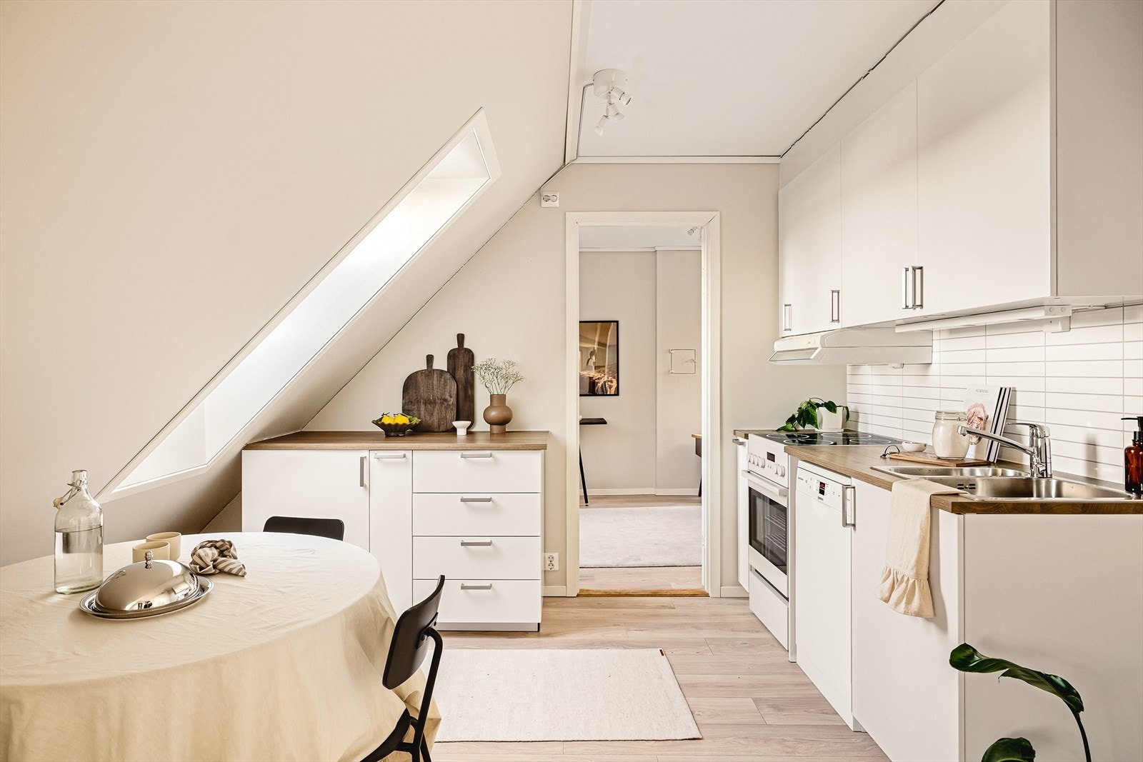 Åpen løsningen mellom stue og kjøkken gir leiligheten et sosialt preg. Galleribilde