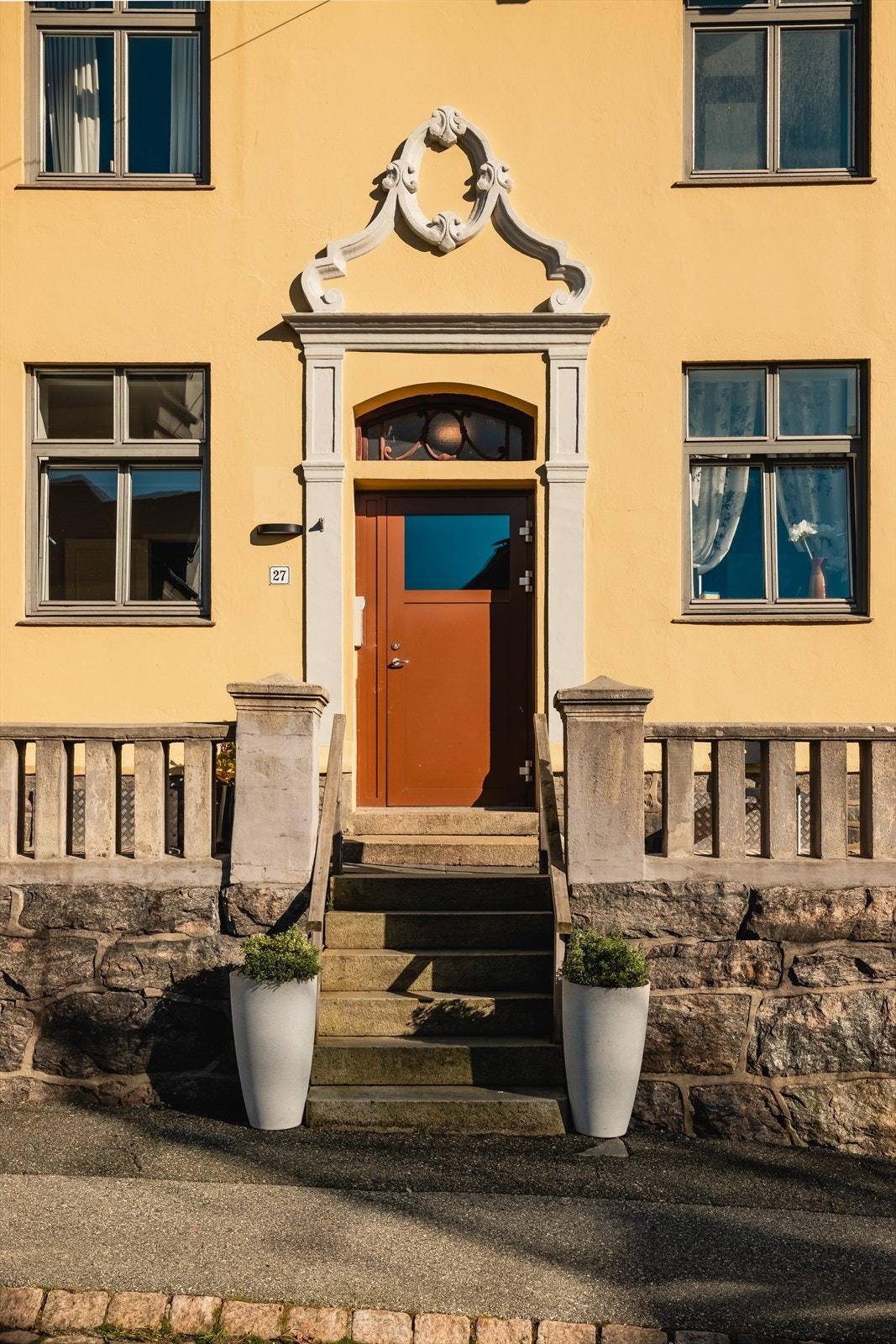 Historisk sus og herlig fasade. Velkommen til et meget hyggelig borettslag. Galleribilde