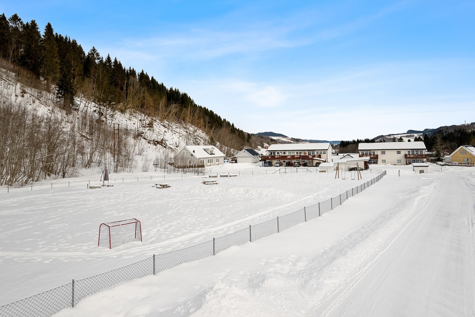 Nærområde byr på en opparbeidet lekeplass. Galleribilde