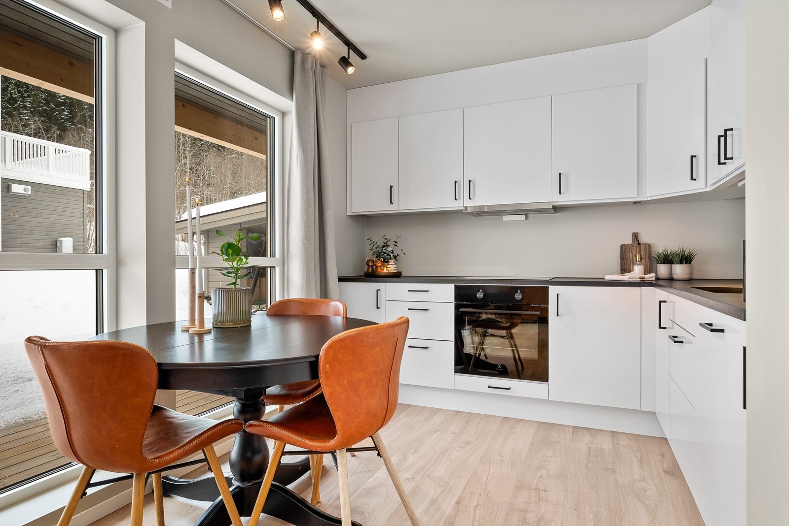 Kjøkkenet har et moderne og stilfullt design med god skap- og benkeplass. Galleribilde