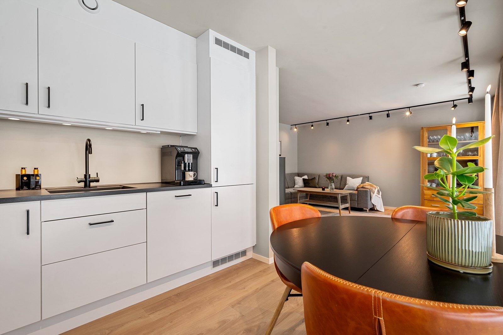 På kjøkkenet er det plass til spisebord hvor gode måltider kan nytes. Galleribilde