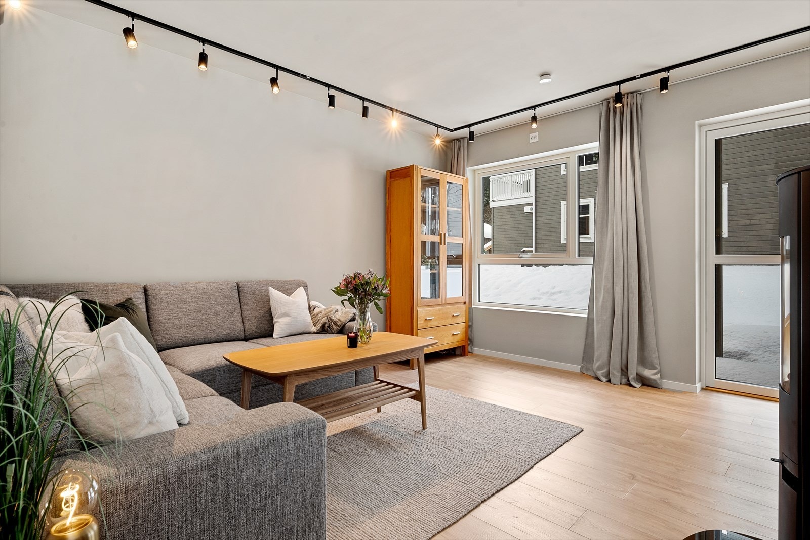 I stue/kjøkken er det store vindusflater som gir et lys og god atmosfære i rommet. Galleribilde