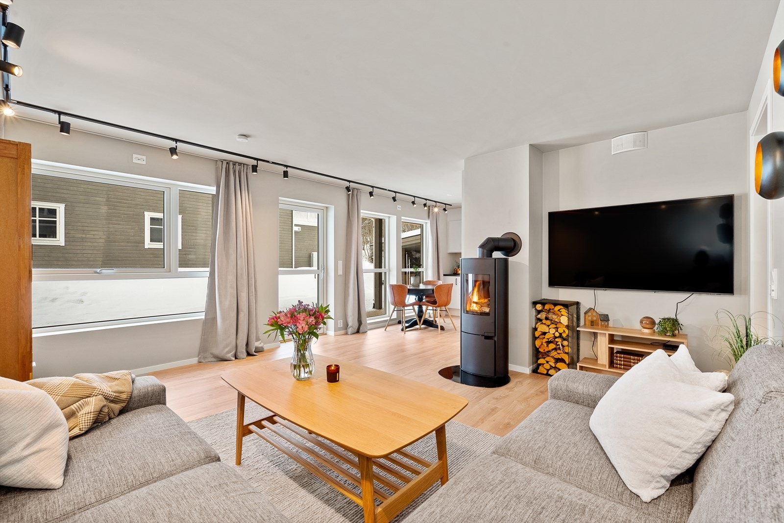 Velkommen til Brustugguvegen 18A - En flott 3-roms selveierleilighet fra 2024 med moderne standard! Foto: Interiørfoto v/ Haukdal. Galleribilde