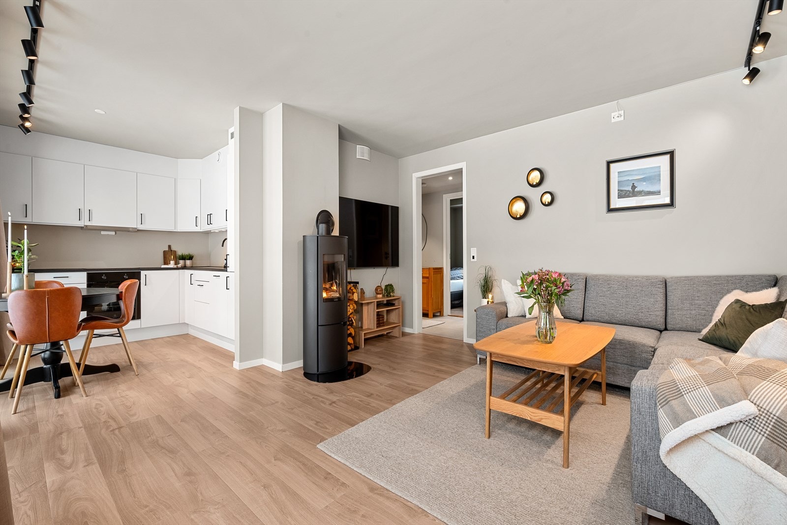 I stuen ble det i 2025 satt inn en peisovn som tilfører leiligheten ekstra varme og kos. Dette suppleres med gulvvarme i alle oppholdsrom. Galleribilde