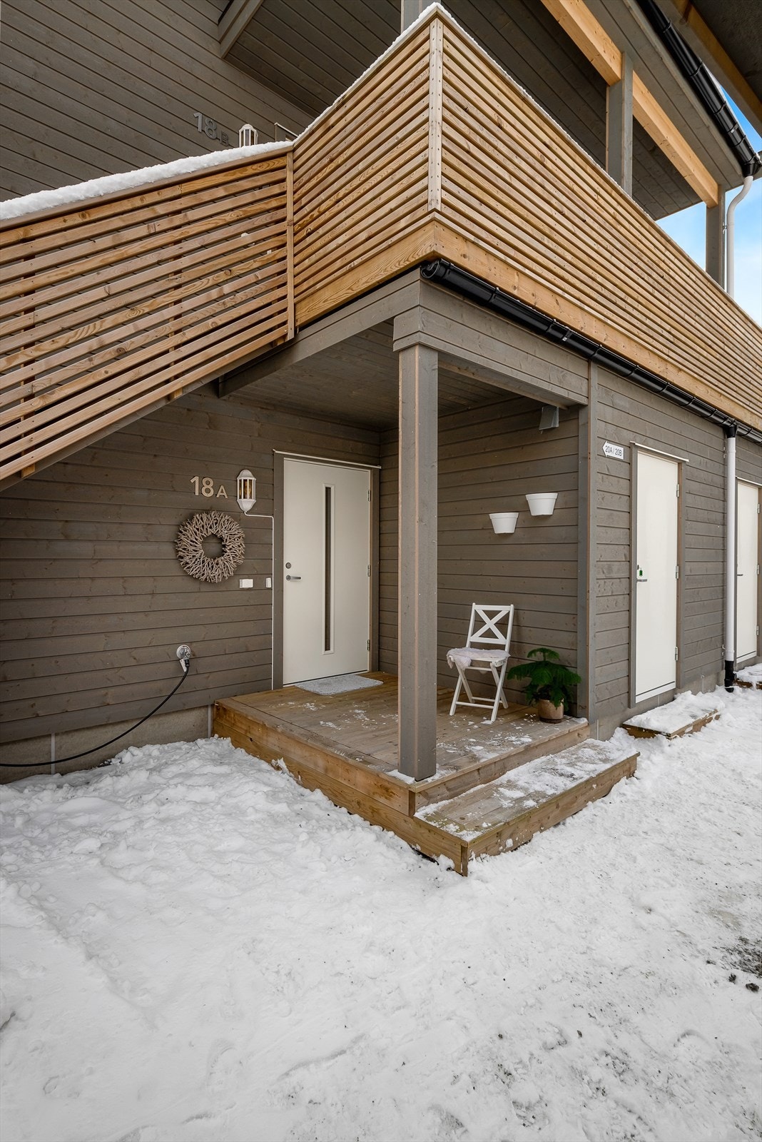 Inngangspartiet er takoverbygd, og har plass til møblement om ønskelig. Galleribilde