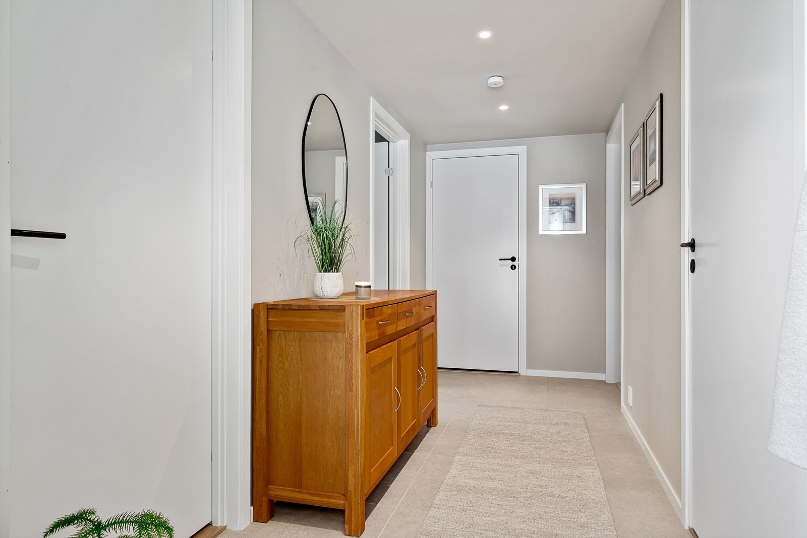 Entrè/gang er på 7 kvm, og har flislagt gulv med varmekabler. I tilknytting entrèen finner man en bod/teknisk-rom på 3 kvm. Galleribilde