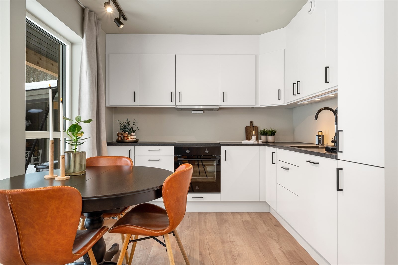 Kjøkkenet har integrerte hvitevarer som oppvaskmaskin, kjøleskap, fryseskap, stekeovn og koketopp. Galleribilde