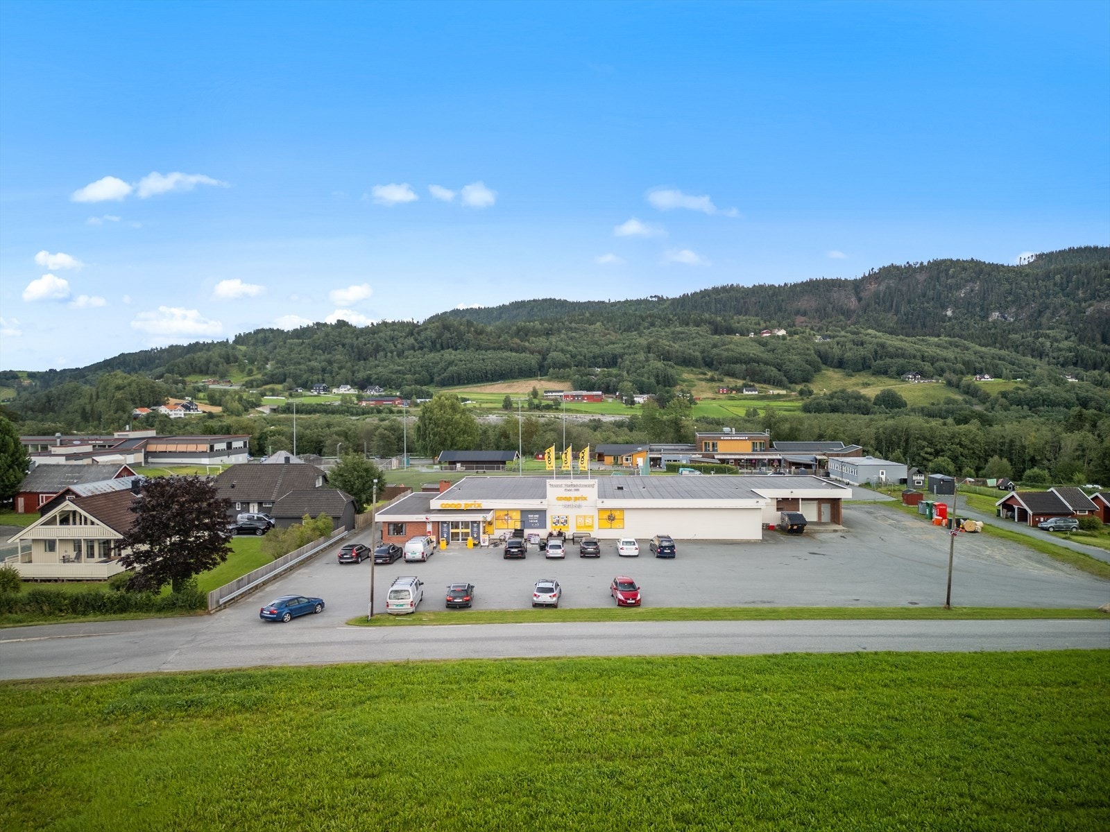 Nærmeste dagligvare er Coop Prix som ligger ca. 15 min gange unna. Galleribilde