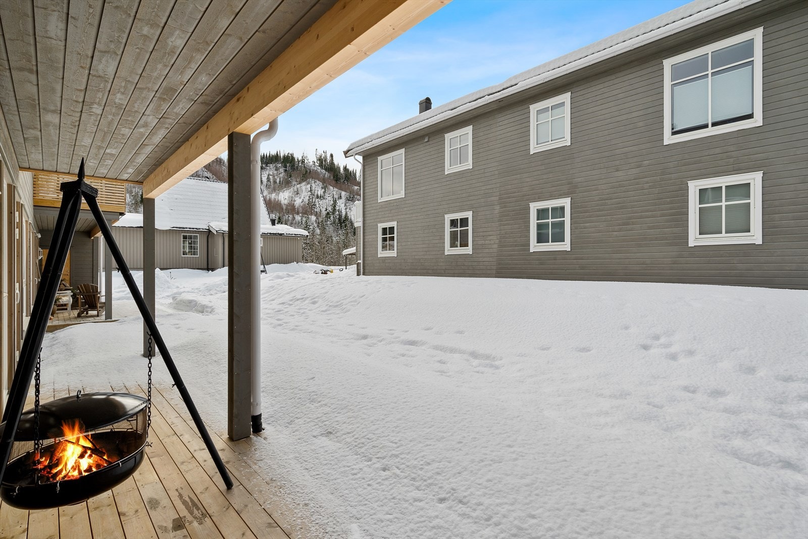 Fra stuen har man direkte utgang til terrassen hvor man har god plass til det man måtte ønske av utemøblement. Galleribilde