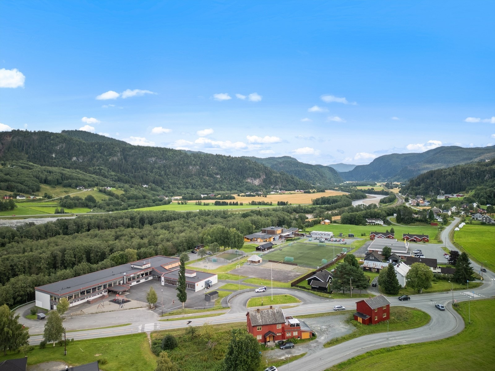 Fra boligen er det ca. 15 minutters gange til Hovin barneskole og barnehage Galleribilde