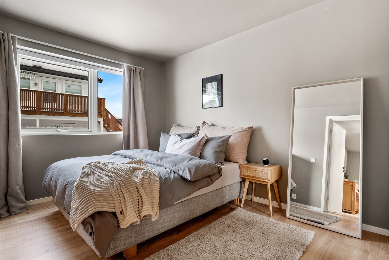 Hovedsoverommet er på 12,5 kvm, og har god plass til garderobeskap, dobbeltseng og annet møblement. Galleribilde