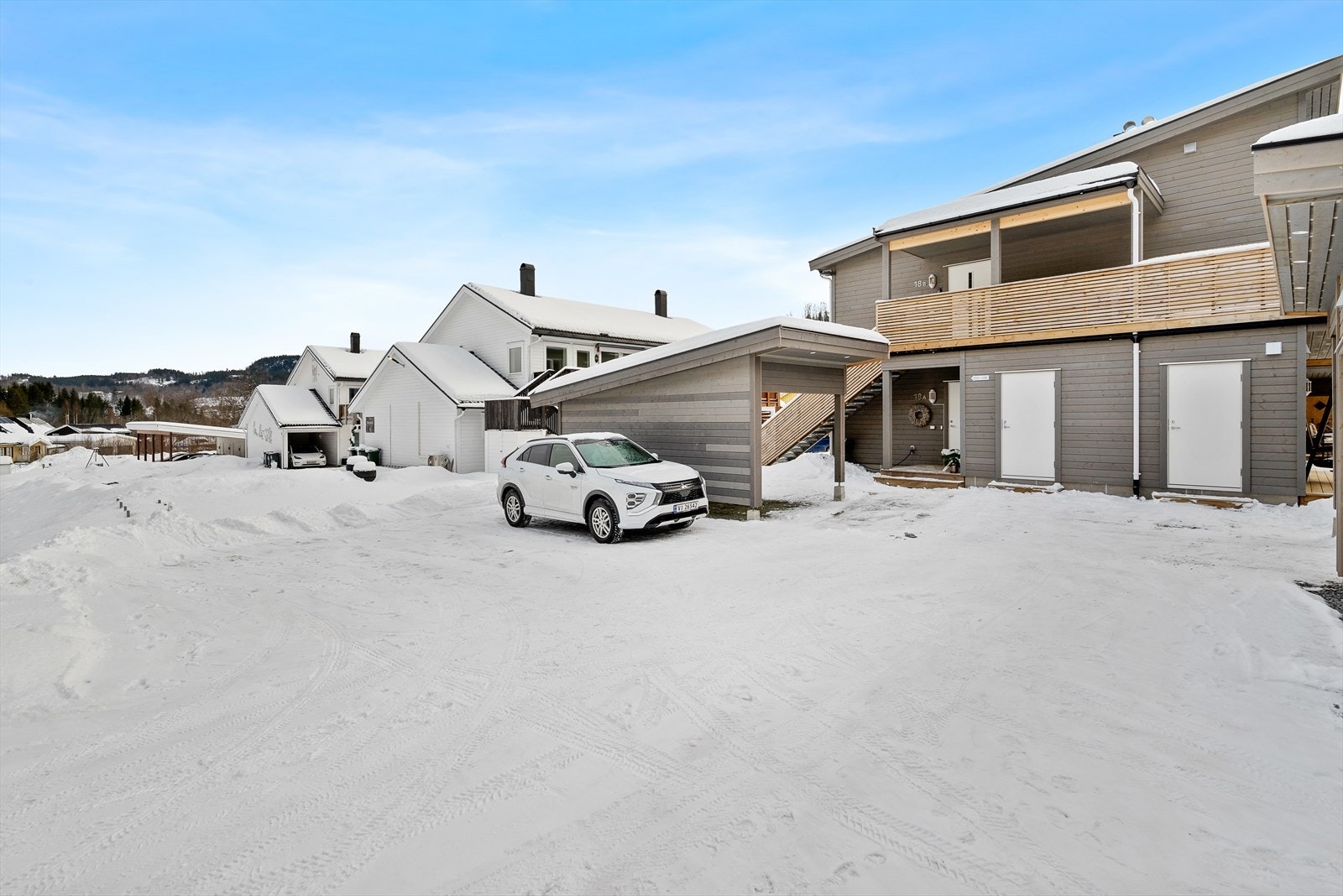 Med leiligheten følger det to utvendige p-plasser. Galleribilde