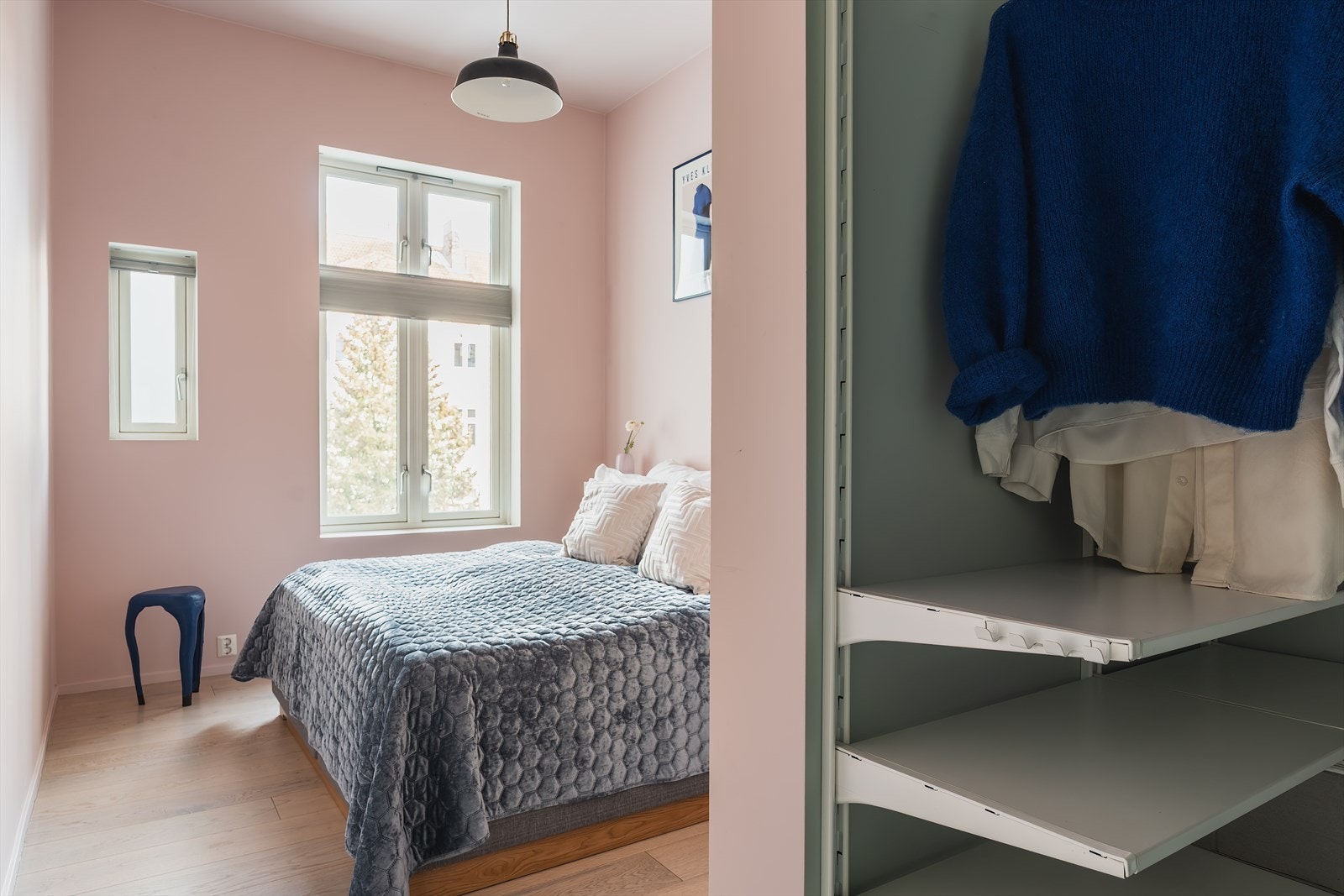 Hovedsoverommet er av god størrelse og er i sin helhet vendt inn mot bakgården Galleribilde