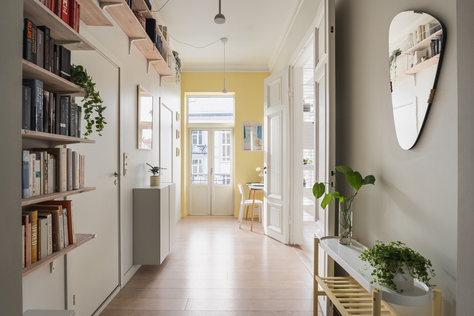 Stor mellomgang med godt lysinnslipp og utgang til balkong Galleribilde