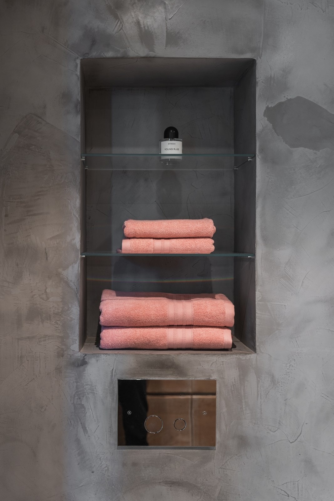 Praktisk oppbevaringsløsning med innebygd baderomshylle Galleribilde