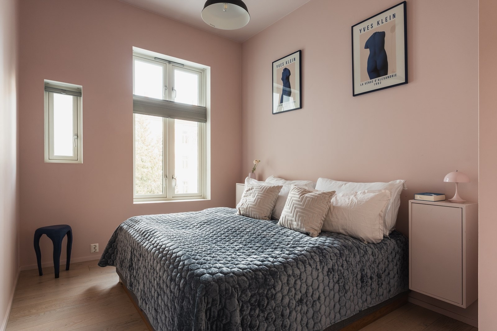 Her har man god plass til dobbelseng med tilhørende nattbord Galleribilde