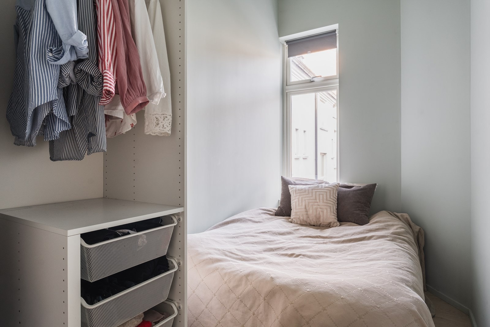 Romslig soverom i hybelen med god plass til oppbevaring Galleribilde