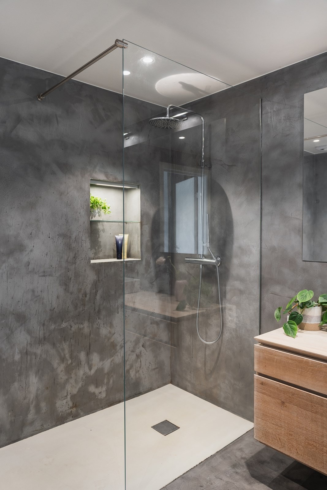 Lekker regnfallsdusj som byr på ekstra hverdagsluksus. Det er lagt ny mikrosement i dusjsonen på bad Galleribilde