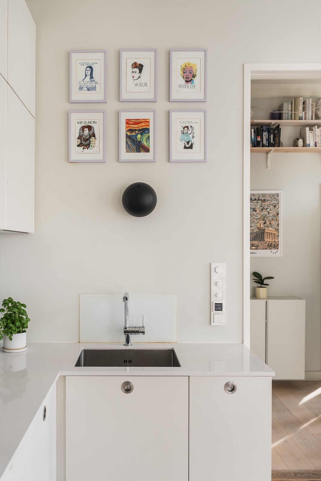 Kjøkken er innredet med Innredning med kullfiltervifte over stekesonen og opplegg for oppvaskmaskin Galleribilde