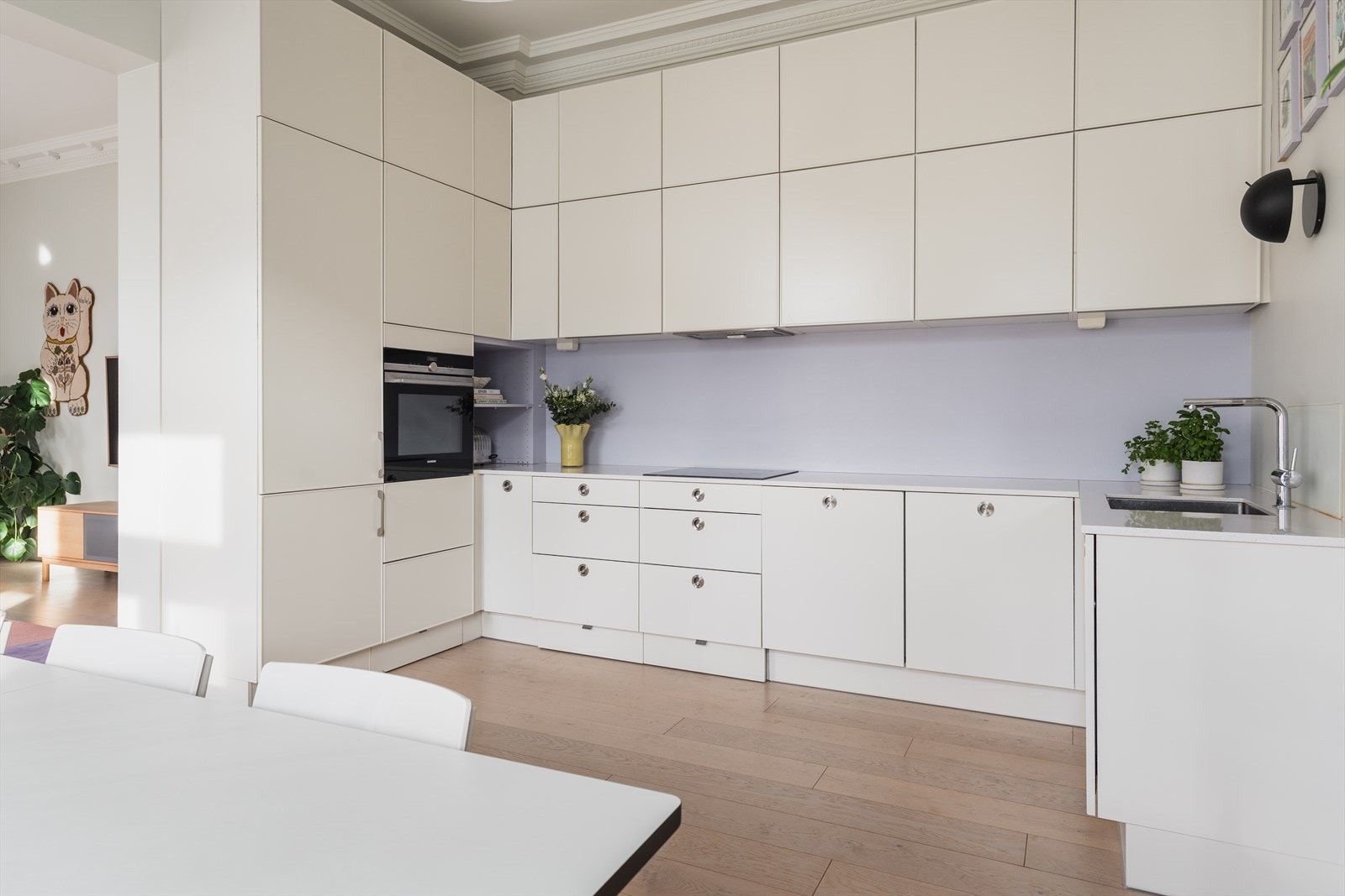 Flott og stilrent kjøkken fra HTH med slette hvitmalte fronter og silestone benkeplate Galleribilde