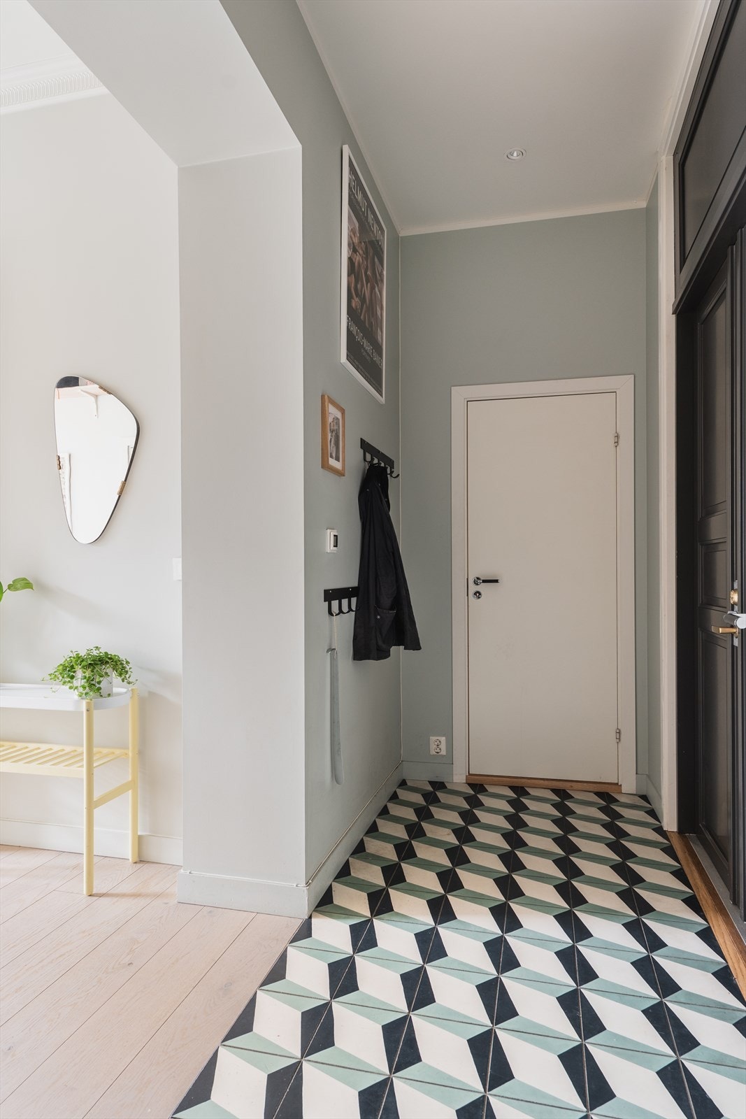 Ved siden av gode oppbevaringsmuligheter i leiligheten disponerer boligen også 3 boder: Bod i trapp på ca 1 kvm, kjellerbod på 15 kvm og loftsbod på 7 kvm Galleribilde