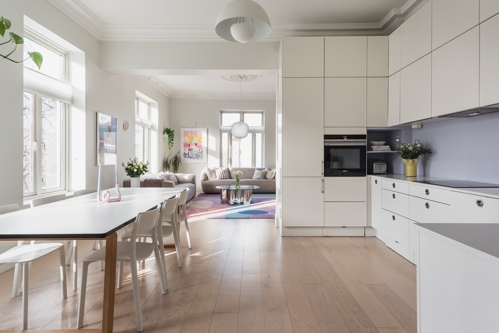 En stor og lys selveierleilighet med hybel beliggende på Majorstuen. Det er gulvvarme i entre, baderom, hovedsoverom, kjøkken og stue i hoveddel. Peis i stue Galleribilde