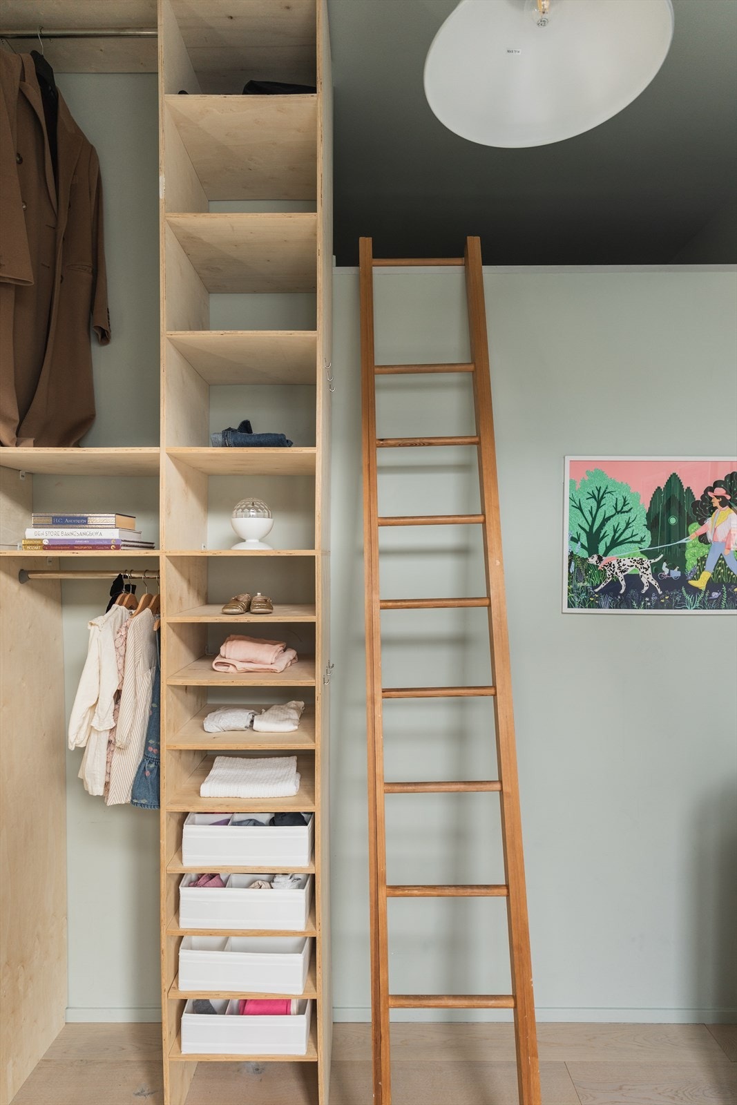 Her er det gode oppbevaringsmuligheter med praktisk hemsrom og plassbygget garderobe Galleribilde