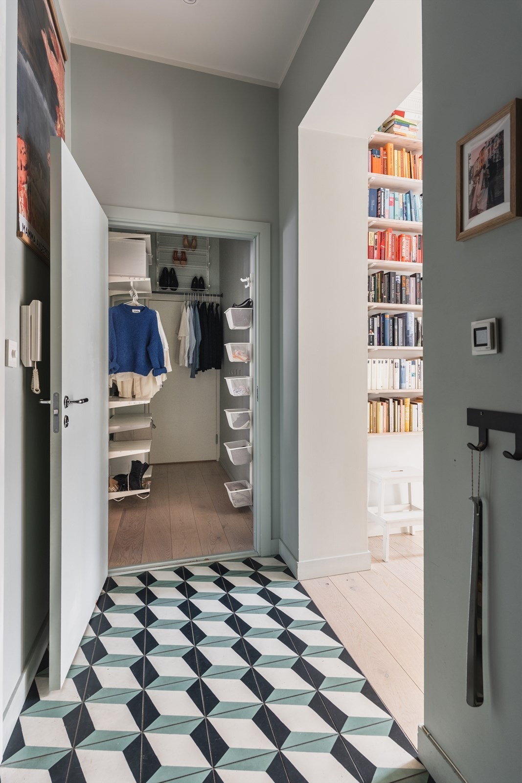 Romslig entre med flotte fliser og varme i gulv Galleribilde