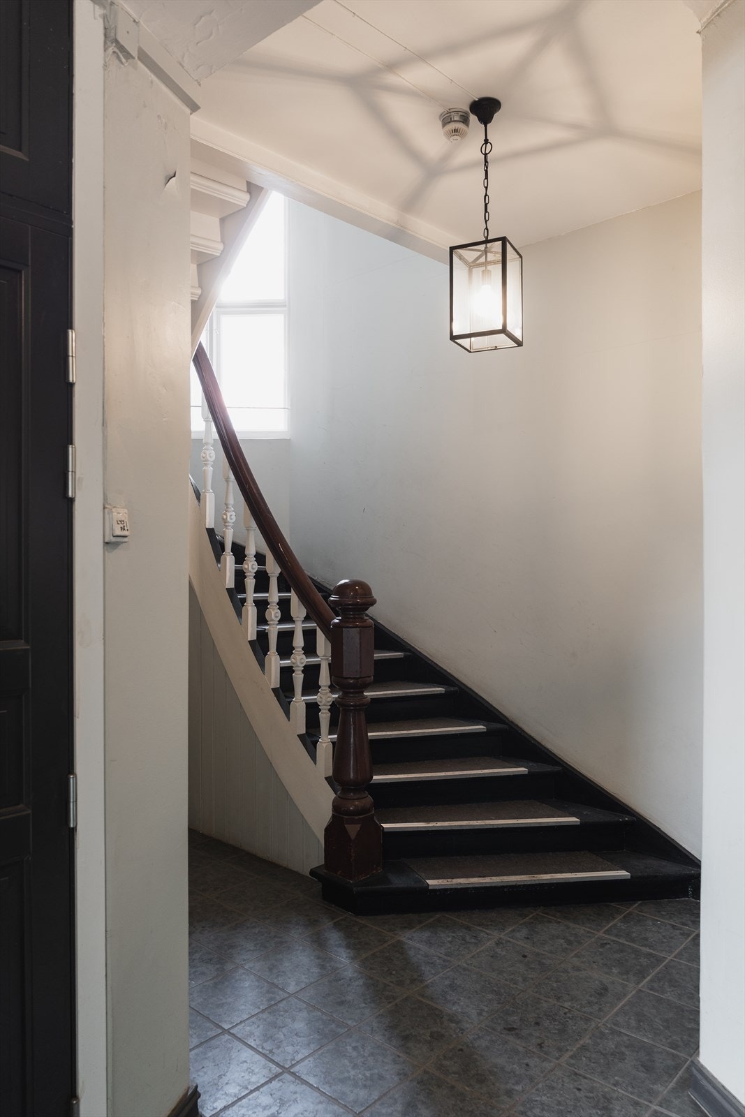 Representativt inngangsparti og trapperom Galleribilde