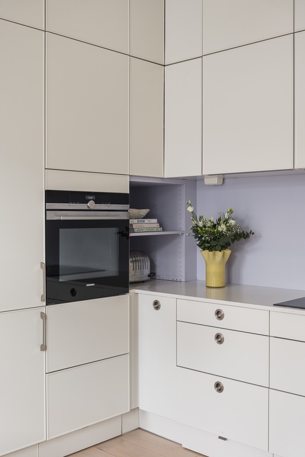 Det er integrert stekovn, platetopp, oppvaskmaskin og kjøl/fryseskap Galleribilde