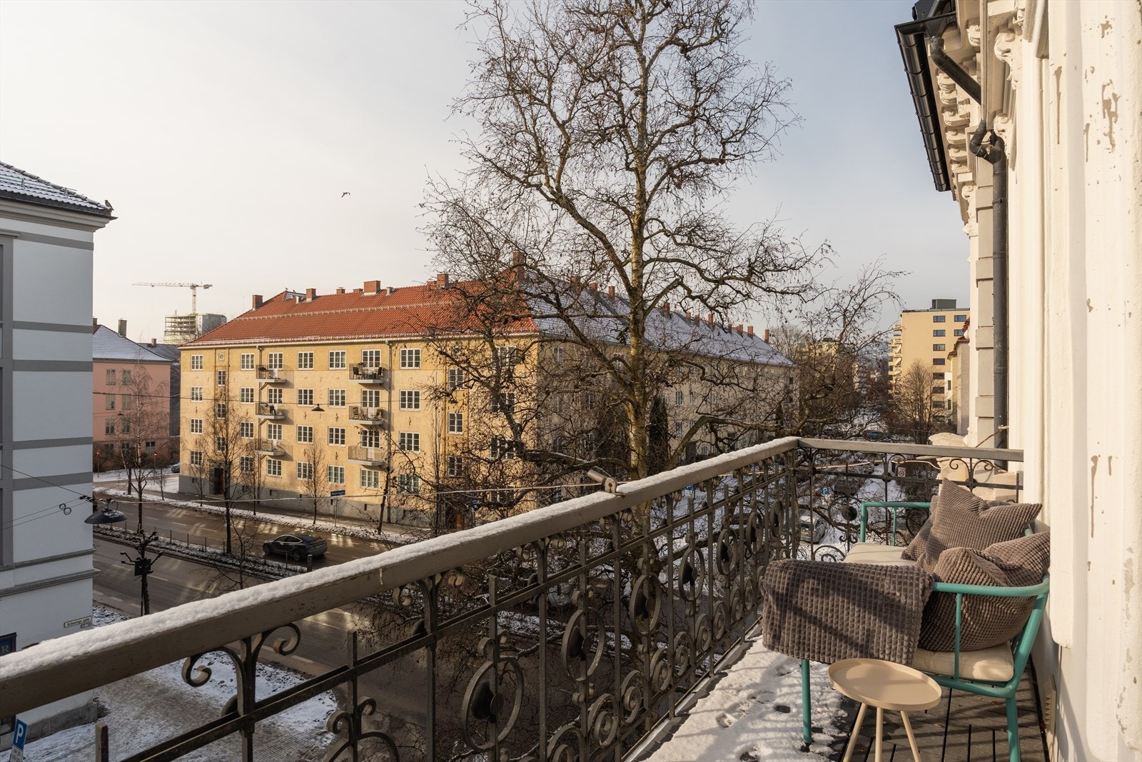 Fra hall er det adgang til sydvestvendt balkong på ca 5m² med meget gode solforhold Galleribilde