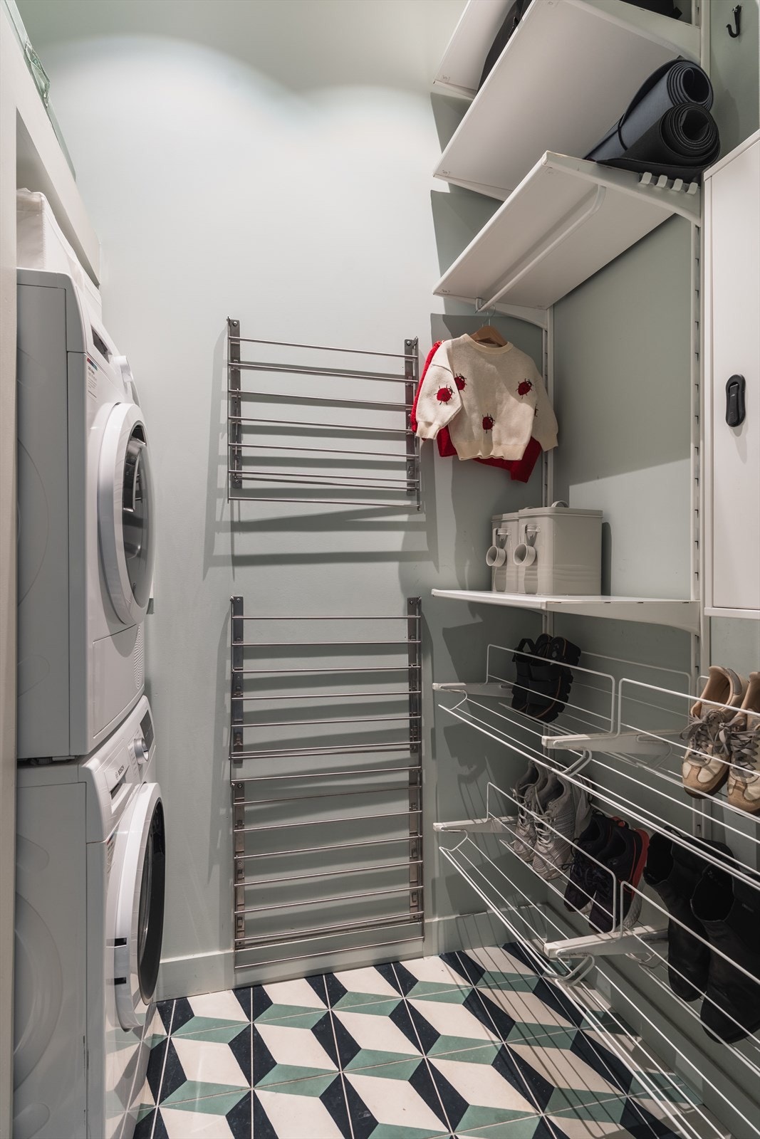 Separat vaskerom - Her finner man sikringsskap med digital strømmåler og automatsikringer Galleribilde