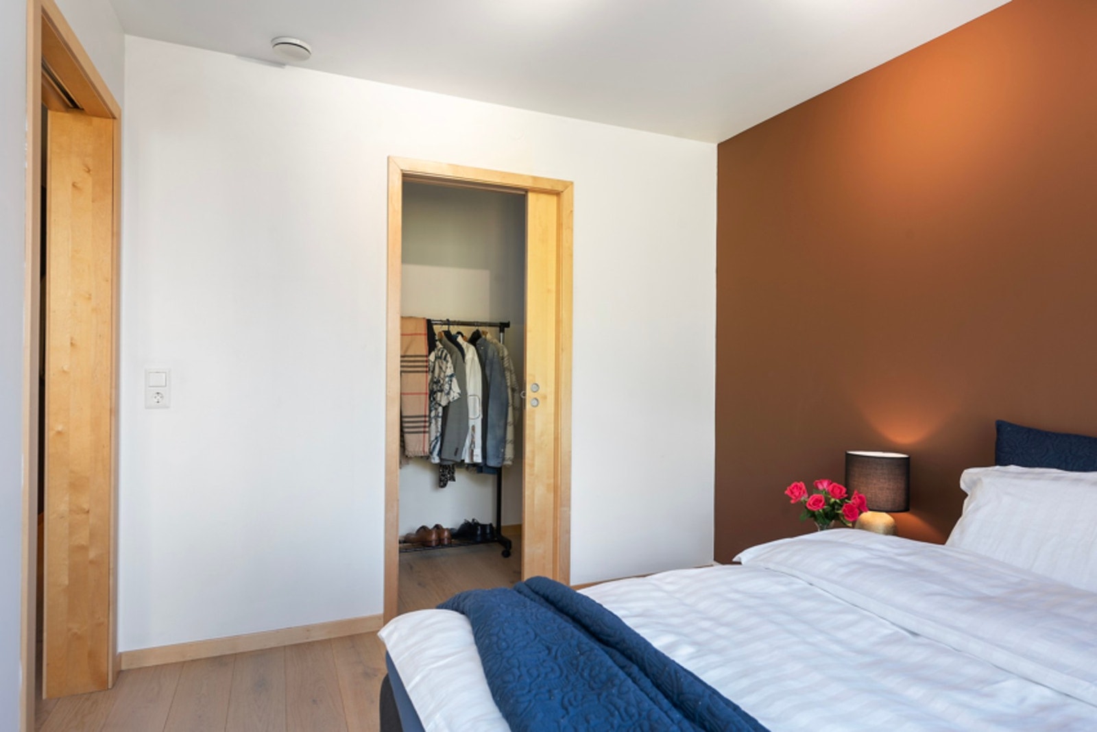 Walk-in closet. Er også en bod nede i parkeringshuset Galleribilde