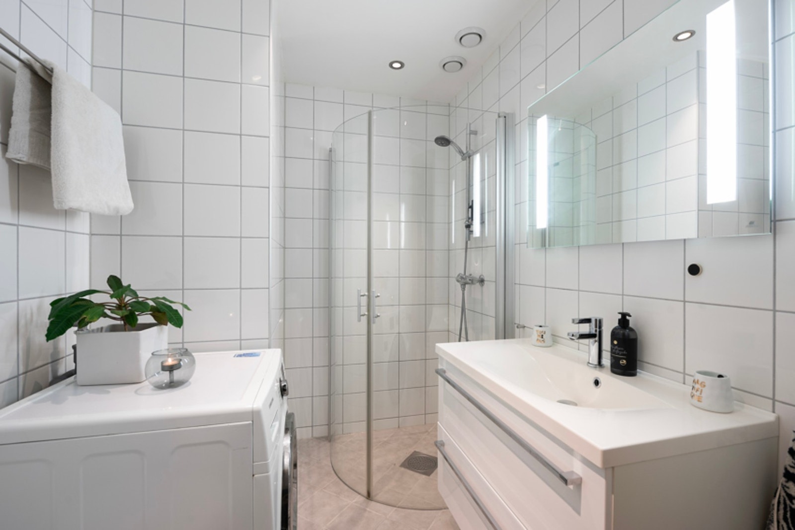 Lekkert bad med opplegg for vaskemaskin Galleribilde