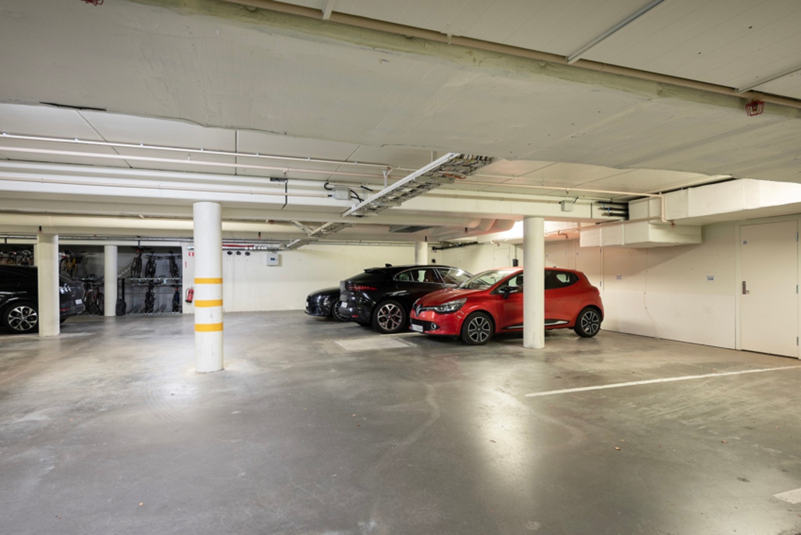 Parkeringsplass med en bod i bakkant Galleribilde